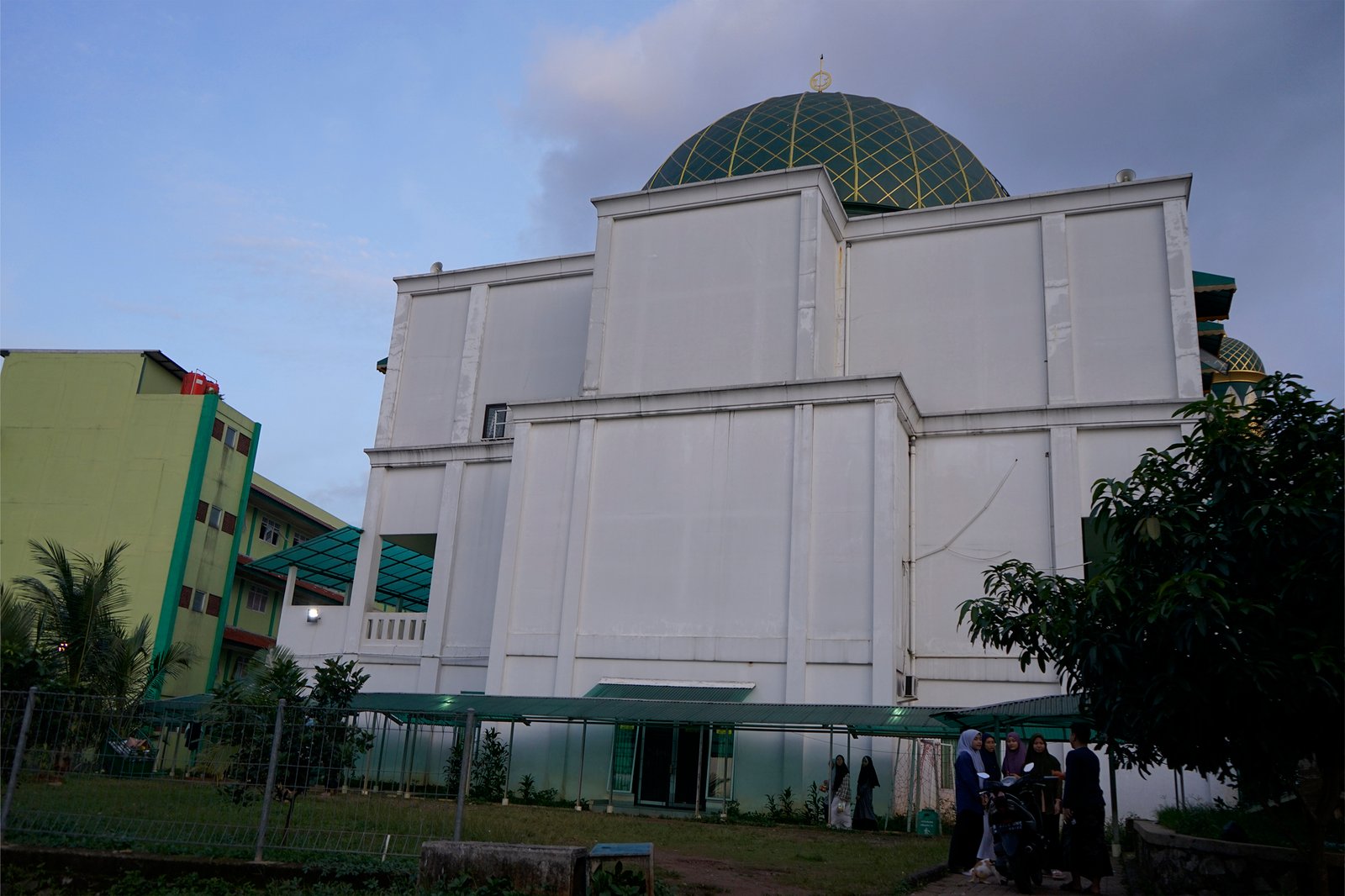 Masjid An-Nida An-Naidi ( tampak dari belakang )